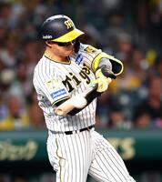 　１回、右中間に同点適時二塁打を放つ森下（撮影・山口登）