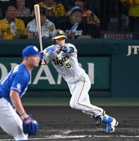 　１回、左前打を放つ近本（撮影・飯室逸平）