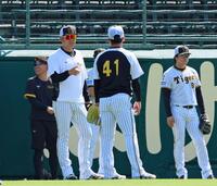 　練習中に村上（４１）と話をする西勇（撮影・立川洋一郎）