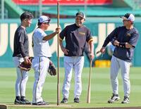 　練習の合間に梅野（右）、坂本（左）と話をする岡田監督（中央）＝撮影・立川洋一郎