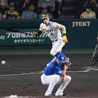 　２回、大野から中前打を放つ佐藤輝（撮影・飯室逸平）