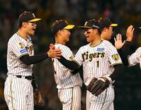 　中日に勝利し佐藤輝とタッチする森下（撮影・山口登）