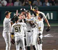 　勝利のハイタッチ交わす佐藤輝（中央）ら阪神ナイン（撮影・飯室逸平）