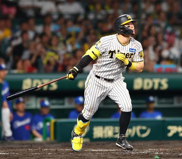 阪神 幻の満塁弾に佐藤輝はお手上げポーズ 大飛球が浜風に押し戻される