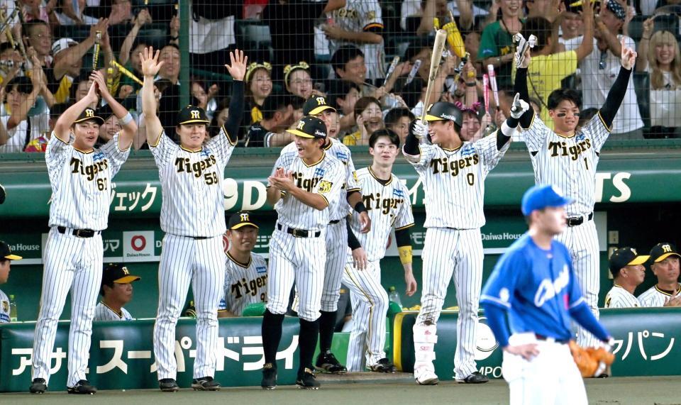 　１回、井上の２ランに沸く阪神ナイン（撮影・飯室逸平）