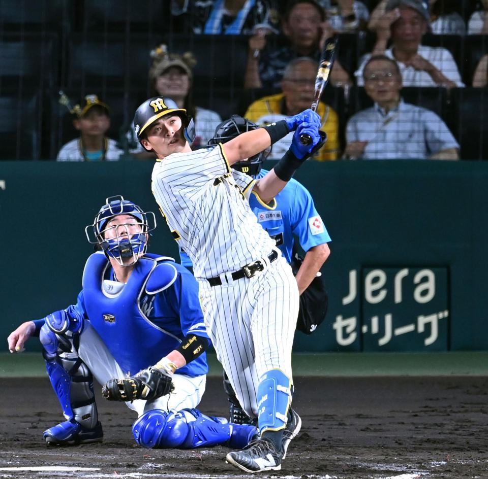 　１回、２号２ランを放つ井上（撮影・飯室逸平）