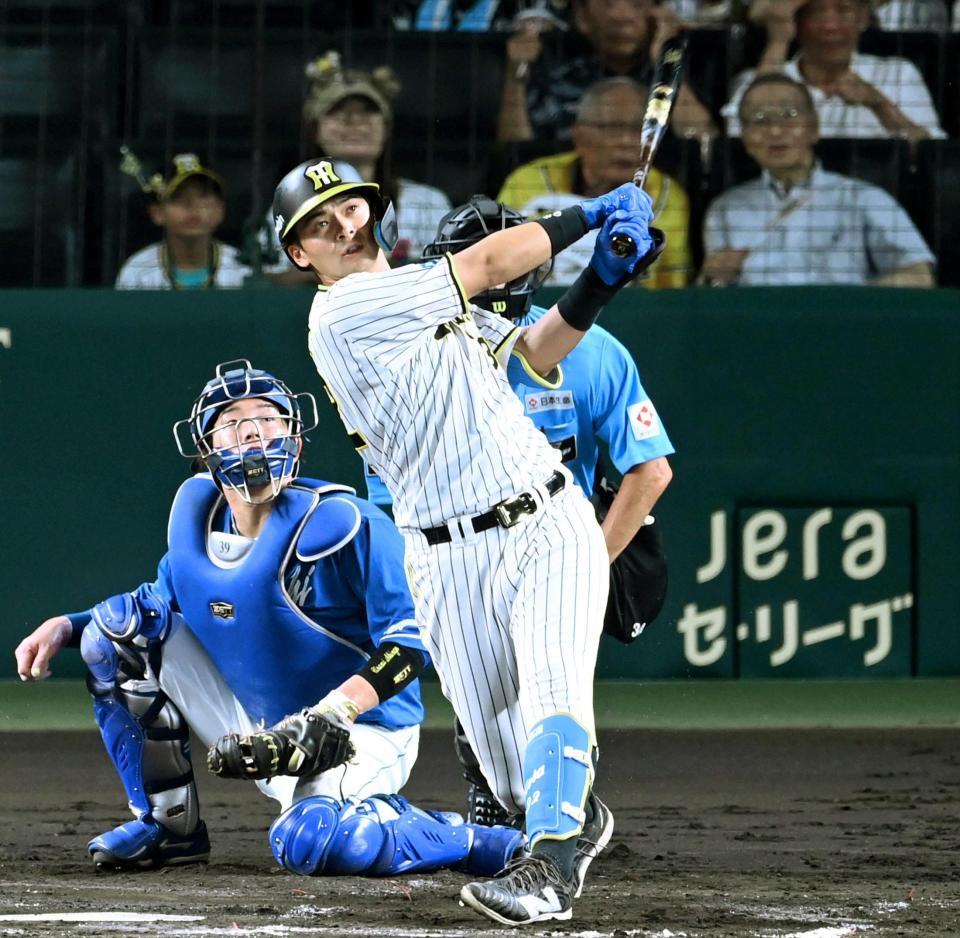 　１回、甲子園１号となる２ランを放つ井上（撮影・飯室逸平）