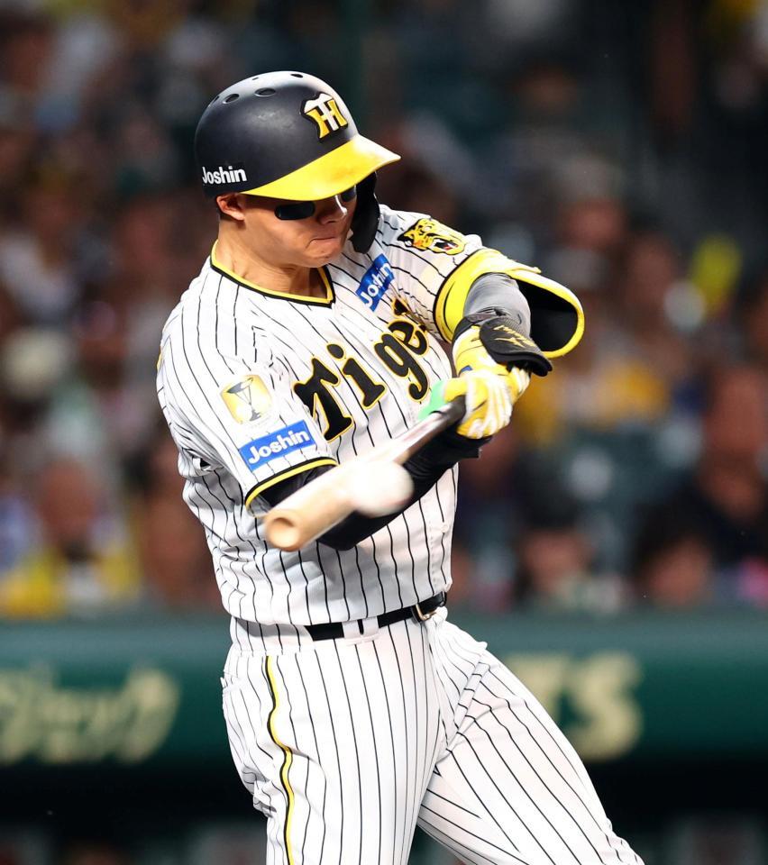 　１回、右中間に同点適時二塁打を放つ森下（撮影・山口登）