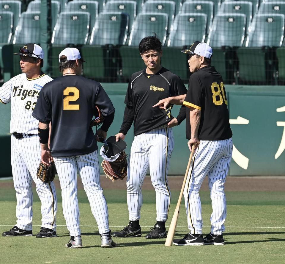 　坂本、梅野と話す岡田監督