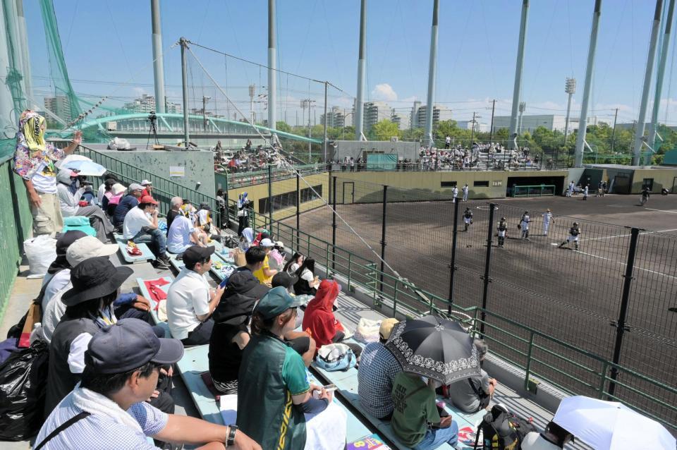 　鳴尾浜での試合も今季で終了、満員の観客が若トラの練習を見守る（撮影・金居みつよし）