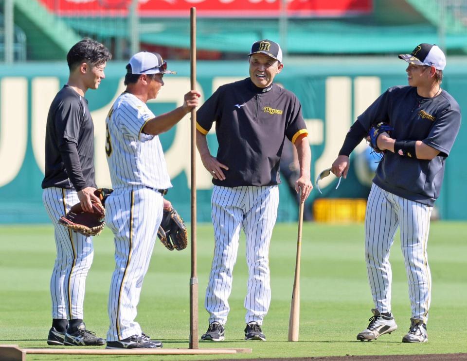 　練習の合間に梅野（右）、坂本（左）と話をする岡田監督（中央）＝撮影・立川洋一郎