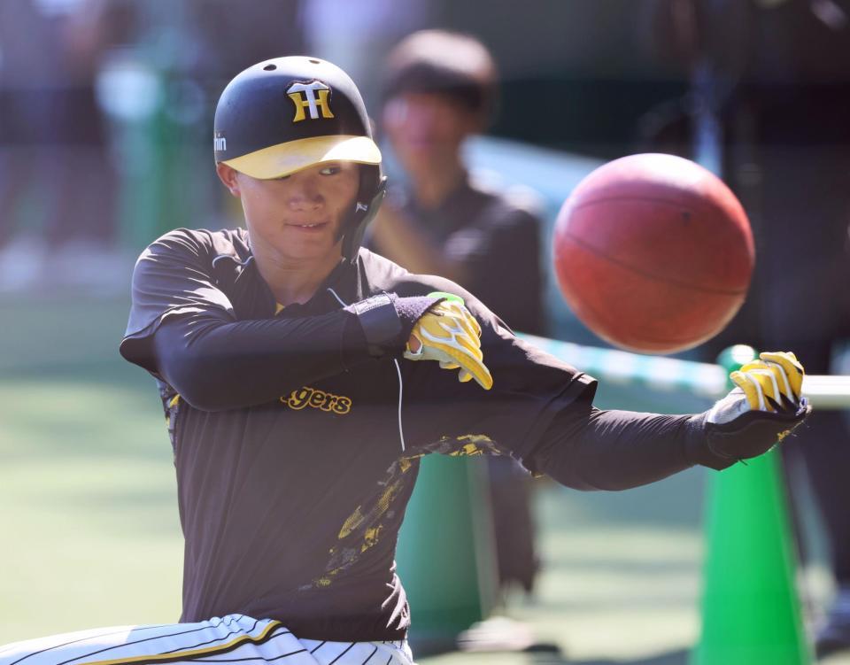 　打撃練習前にトレーニングをする森下（撮影・立川洋一郎）