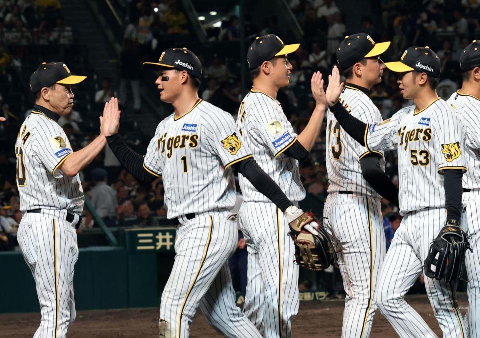 　中日に勝利し、岡田監督はナインを迎える（撮影・山口登）