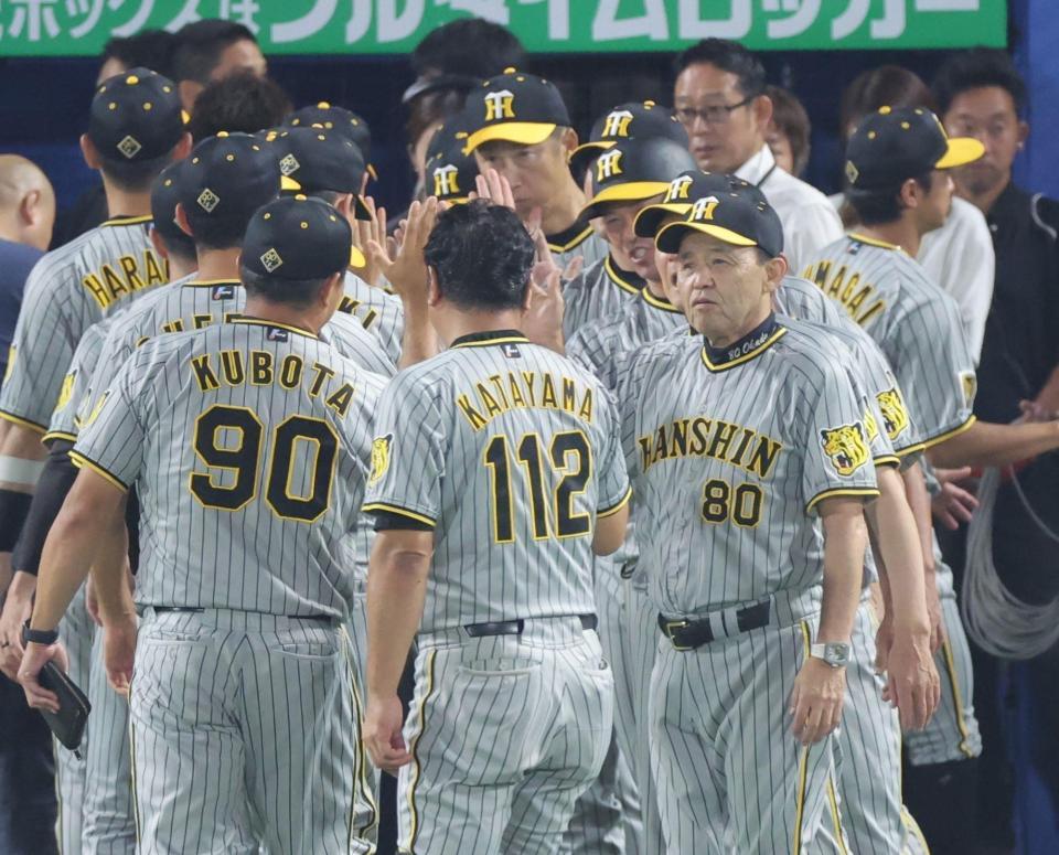 　ヤクルトに勝利し、ナインとタッチを交わす岡田監督（右）＝撮影・西岡正