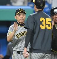 　チームトップの１２勝目を飾った才木（右）とハイタッチする岡田監督（撮影・伊藤笙子）