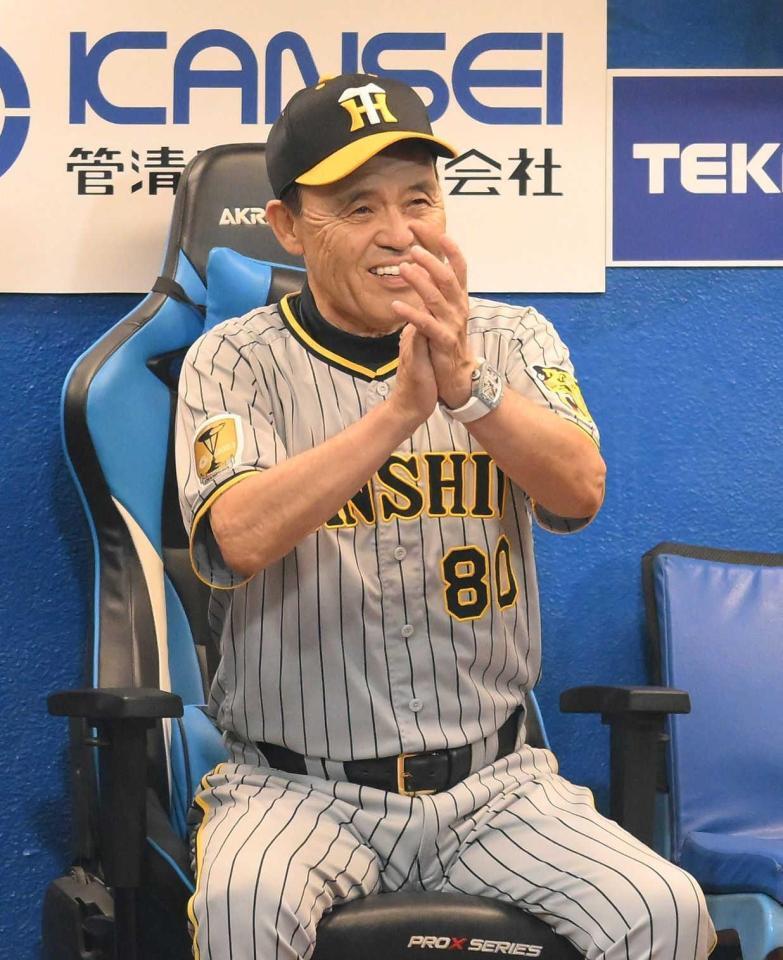 　笑顔で手をたたく岡田監督