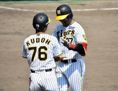 　４回に先制ソロを放ち、笑顔で生還する野口