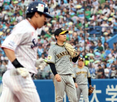 　２回、山田（手前）に２ランを許す西勇（撮影・田中太一）