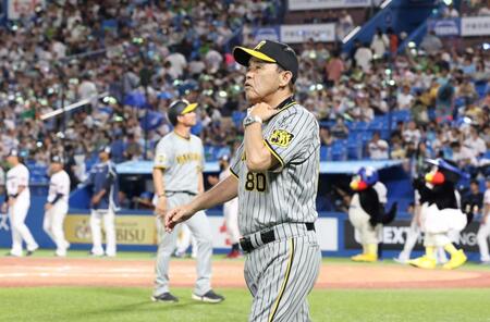 　ヤクルトに敗れ、引き揚げる岡田監督（撮影・田中太一）