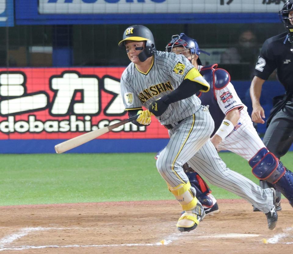 　９回、一塁への内野安打で出塁する森下（撮影・西岡正）