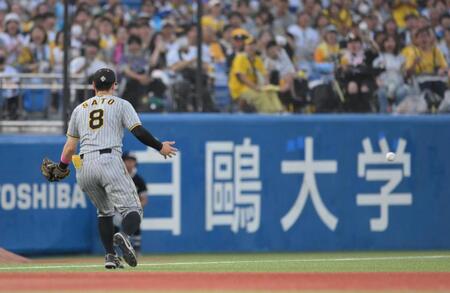 　３回、長岡の三飛を落球した佐藤輝＝８日