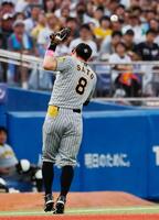 　３回、長岡の飛球を落球する佐藤輝