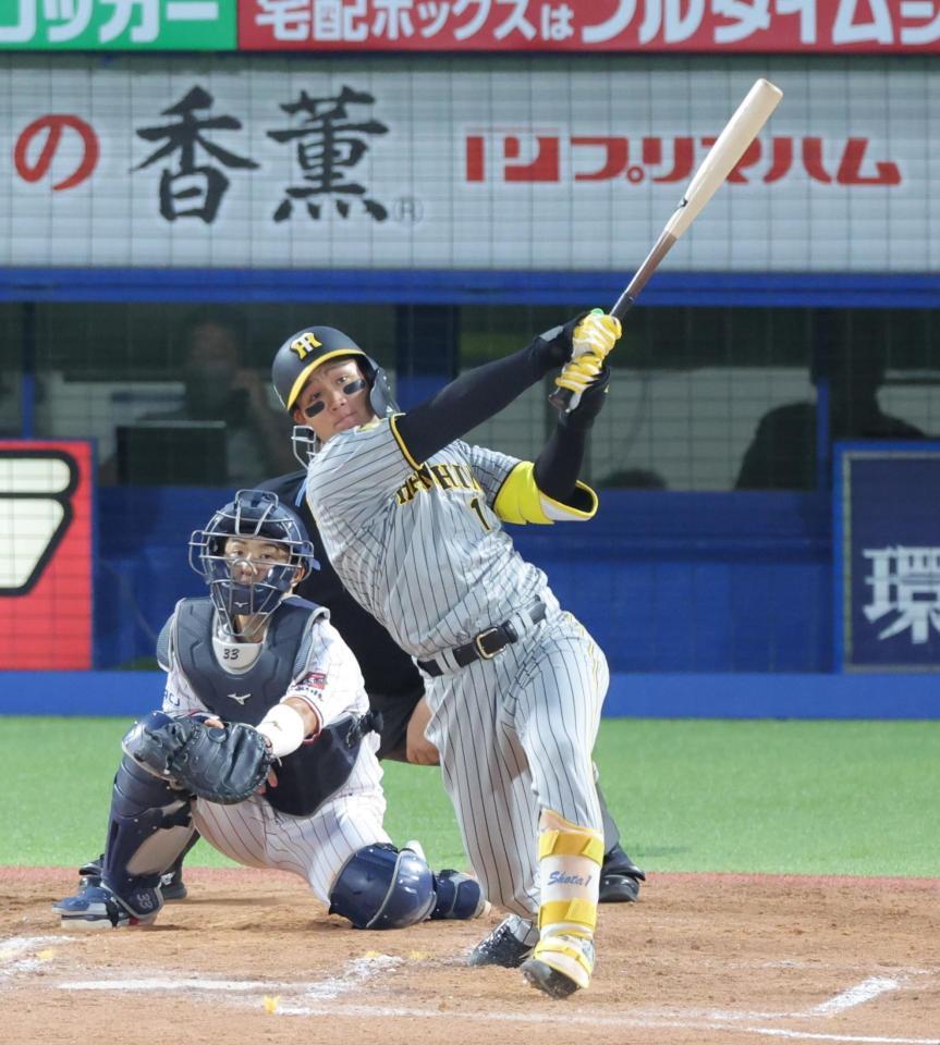 　４回、中越え２ランを放つ森下（撮影・西岡正）