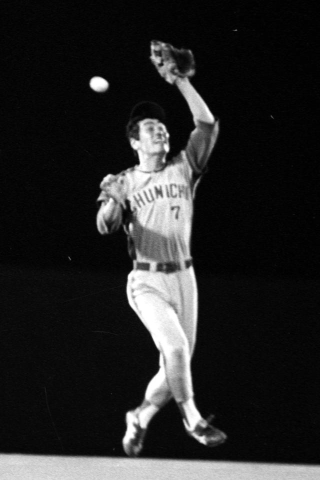 　巨人戦で代打山本の飛球を頭に当て落球する宇野＝１９８１年８月２６日