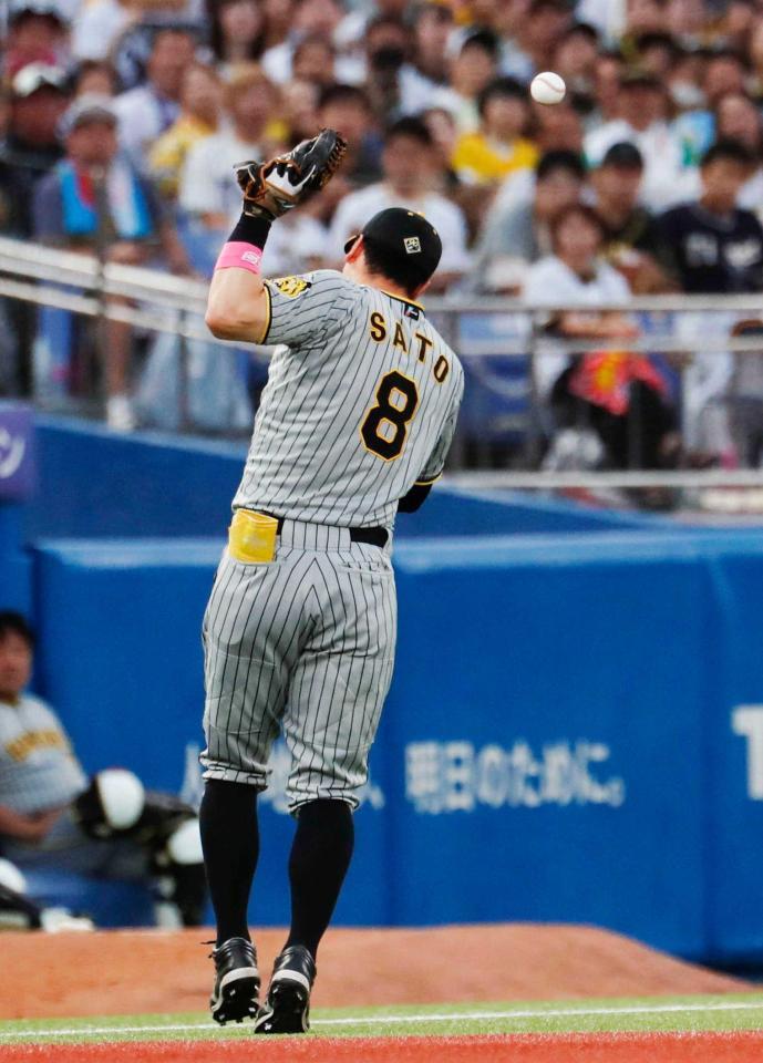 　３回、長岡の飛球を落球する佐藤輝