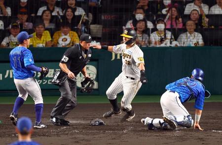 　４回、青柳のスクイズで生還する井上（撮影・山口登）