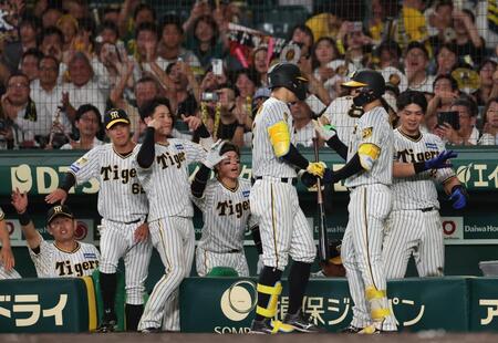 　５回、レフトへ勝ち越しソロを放ち、ナインに迎えられる森下（右から２人目）＝撮影・中田匡峻