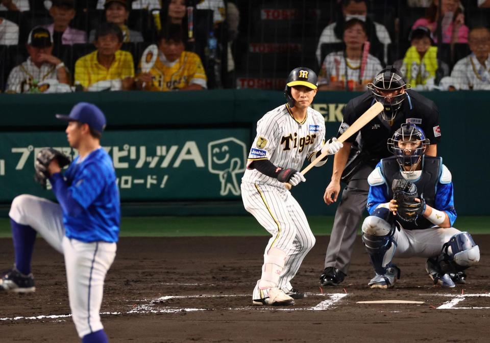 　６回、木浪はバスターで右前打を放つ（撮影・山口登）