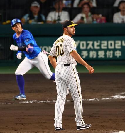 　８回、桑原に勝ち越しソロを許すゲラ（撮影・山口登）