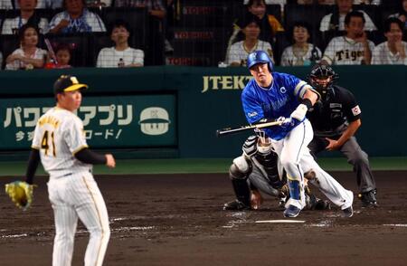 　３回、左前に勝ち越し適時打を放つ牧（撮影・山口登）