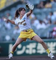 　ファーストピッチをする女子プロテニスの加藤未唯（撮影・田中太一）