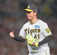 　７回、代打の戸柱を二飛に打ち取り、拳を握る村上（撮影・中田匡峻）