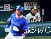 　８回、桑原の勝ち越しソロに厳しい表情を見せる岡田監督（撮影・山口登）