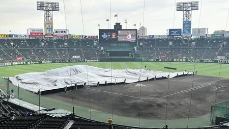 　雨に備えてシートを敷く阪神園芸