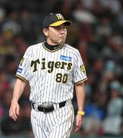 　７回、選手交代を告げる岡田監督