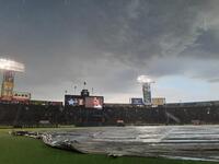 　雨が降り注ぐ甲子園