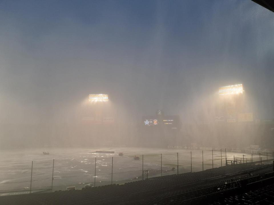 　雨が降りそそぐ甲子園