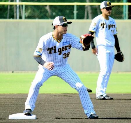 　投内連係に参加した小幡（撮影・井上慎也）