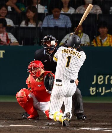 阪神・森下がヒヤリとする死球　その場で悶絶　甲子園からは悲鳴と怒号