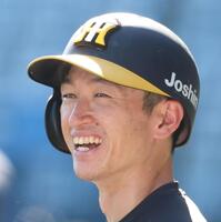 　練習の合間、笑顔を見せる近本（撮影・田中太一）