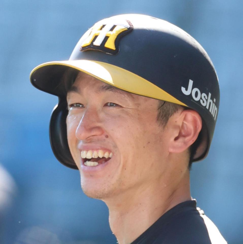 　練習の合間、笑顔を見せる近本（撮影・田中太一）