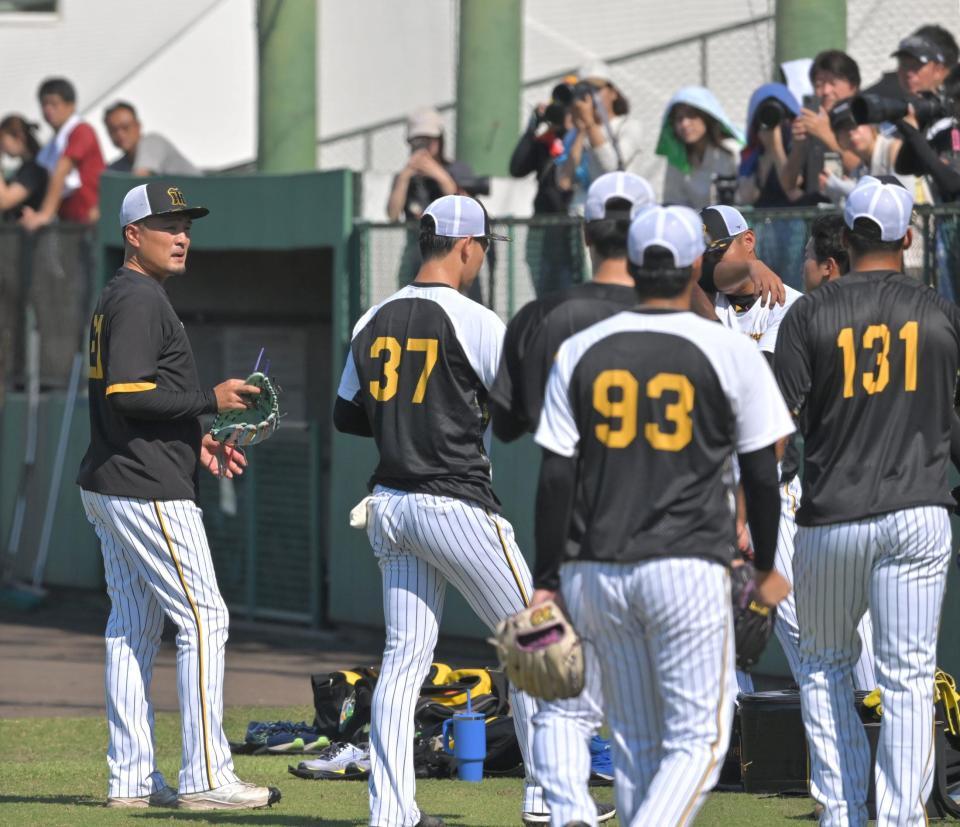 　ファンが注目する中、練習に励む秋山（左端）＝撮影・北村雅宏