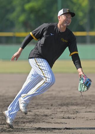 　練習中、明るい表情を見せる秋山（撮影・北村雅宏）