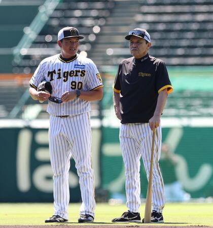 　久保田コーチ（左）と話す岡田監督（撮影・中田匡峻）