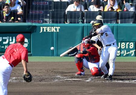 　３回、右前打を放つ梅野（投手・森、捕手・坂倉）＝撮影・山口登