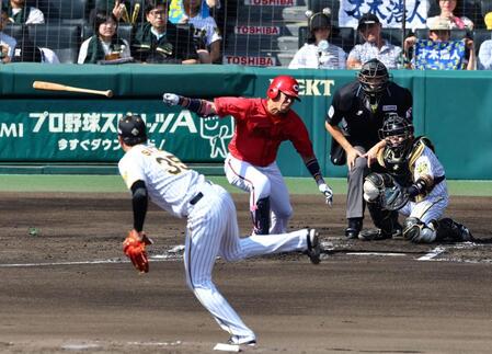 　２回、空振り三振に倒れた野間（投手・才木、捕手・梅野）＝撮影・山口登